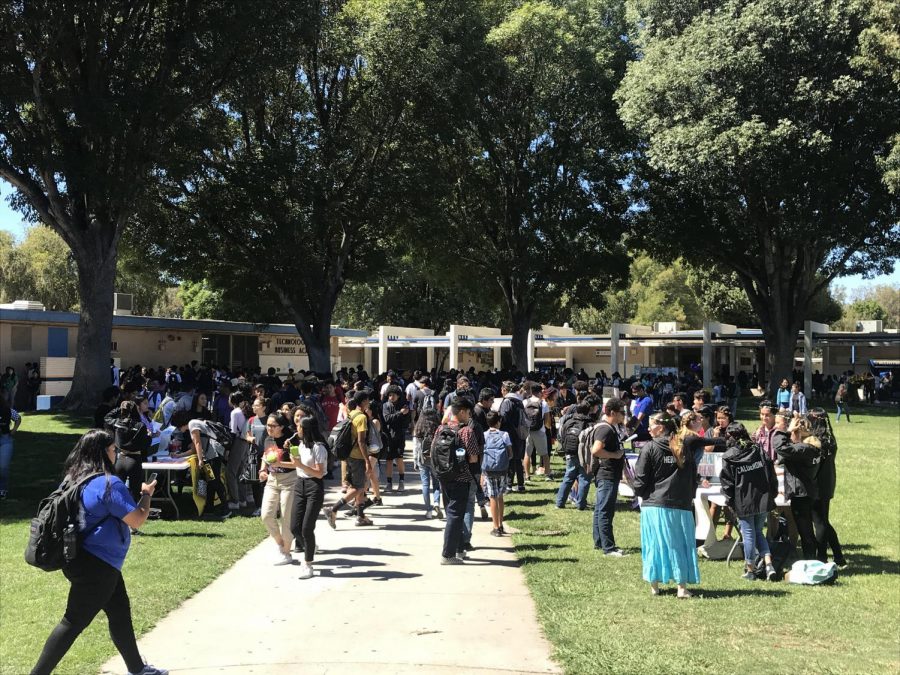 BCCHS Quad filled with students during the 2018 Club Rush.