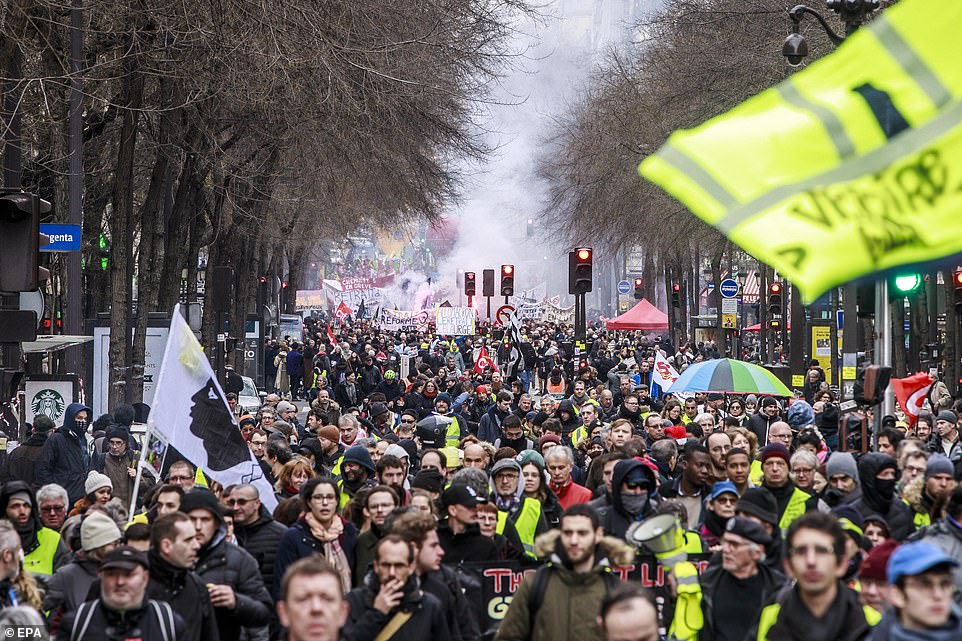 Crowd strike in France. No one knows who it was or where it was held ...