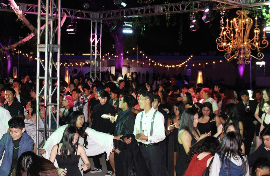 Students+enjoying+the+dance+floor+in+the+Quad+at+the+2022+Enchanted+Forest+Spring+Dance+Formal
