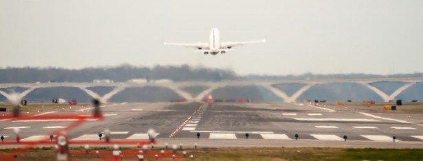 Plane taking off at the airport 
(photo: Creative Commons) 